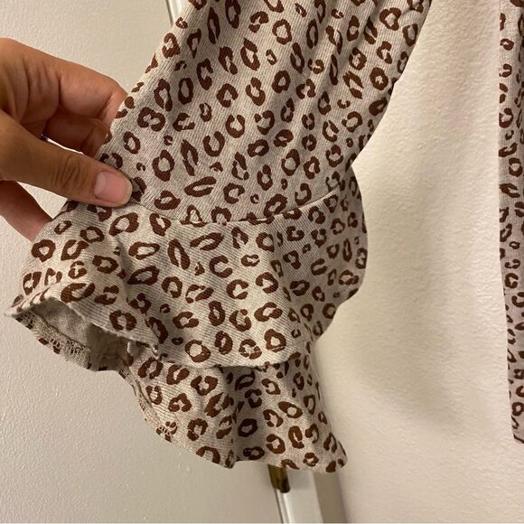 Ann Taylor Factory leopard print knit blouse top ruffled 3/4 sleeves crew neck M - Picture 9 of 9